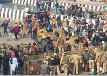 Farmers Delhi movement with tractor