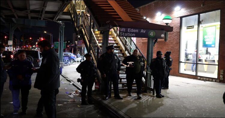गोलीबारी के बाद न्यूयॉर्क में मेट्रो स्टेशन के बाहर सुरक्षा बढ़ाई गई