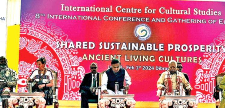 सम्मेलन के उद्घाटन सत्र में अतिथियों के साथ (बाएं से) श्री हेमंत बिस्व सरमा और श्री मोहनराव भागवत