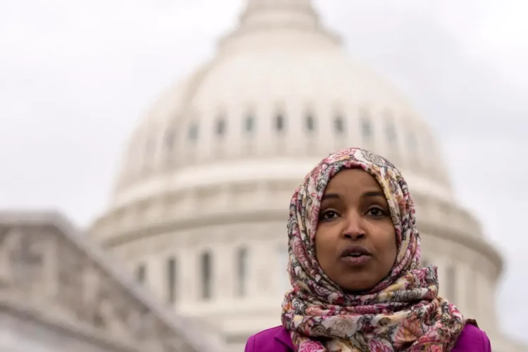 इल्हान उमर अमेरिकी संसद में हिजाब पहनकर जाने वाली पहली नेता हैं