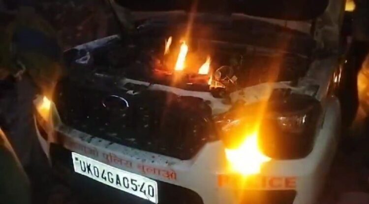 दंगाइयों ने पुलिस की गाड़ी जलाई