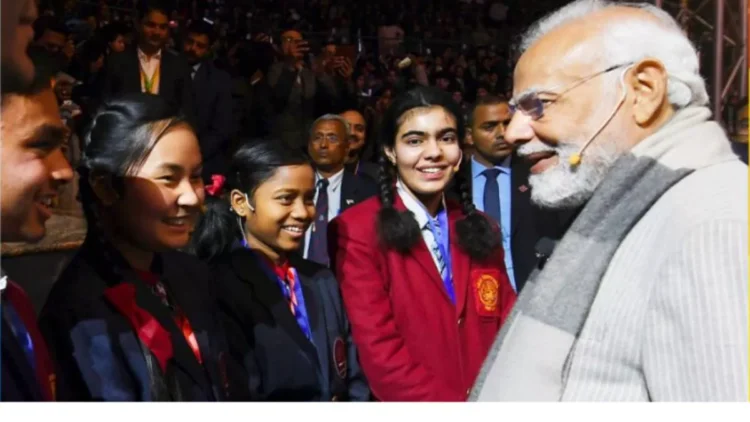 विद्यार्थियों के साथा प्रधानमंत्री श्री नरेंद्र मोदी