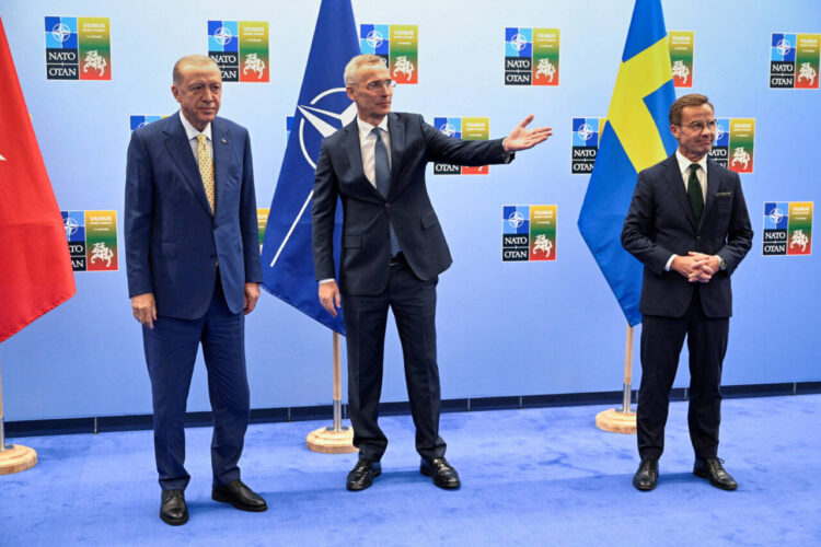 स्वीडन के नाटो से जुड़ने की घोषणा के मौके पर (बाएं से) तुर्किए के राष्ट्रपति एर्दोगन, नाटो महासचिव स्टोल्टेनबर्ग और स्वीडन के प्रधानमंत्री उल्फ क्रिस्टीरसन