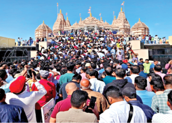 अबूधाबी के श्री स्वामिनारायण मंदिर में जुटे भक्त