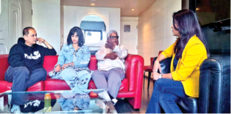 बस्तर फिल्म के निर्माता विपुल अमृतलाल शाह, नायिका अदा शर्मा और निर्देशक सुदिप्तो सेन से बातचीत करतीं तृप्ति श्रीवास्तव
