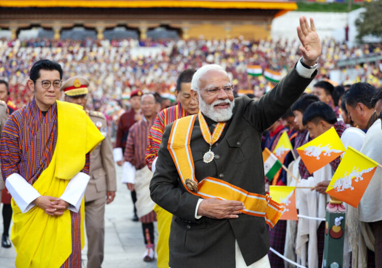 ऑर्डर ऑफ द ड्रुक ग्यालपो से सम्मानित होने पर भूटान की जनता का अभिवादन करते प्रधानमंत्री नरेंद्र मोदी।
