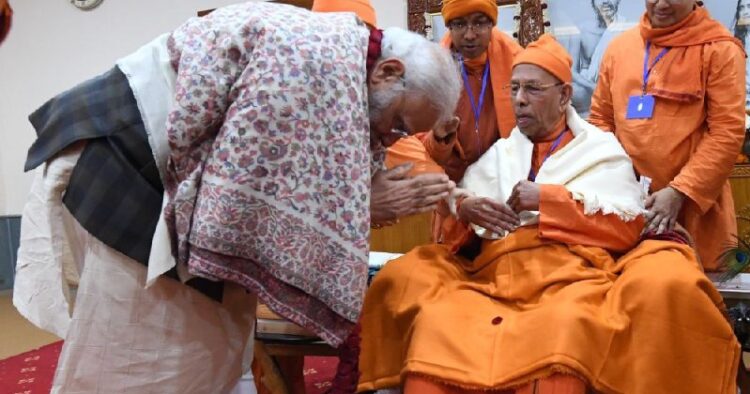 स्वामी स्मरणानंद जी महाराज के सानिध्य में बिताए गए पलों को प्रधानमंत्री नरेंद्र मोदी ने किया याद (फोटो सौजन्य- पीएम के सोशल मीडिया मंच से)