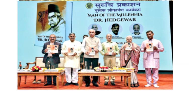 पुस्तक का विमोचन करते श्री दत्तात्रेय होसबाले (बाएं से दूसरे), साथ में हैं (बाएं से) श्री राजीव तुली, न्यायमूर्ति (सेनि.) एस. अब्दुल नजीर, श्री राजेश कालरा, श्रीमती अश्विन अनिल नैने और श्री रजनीश जिंदल