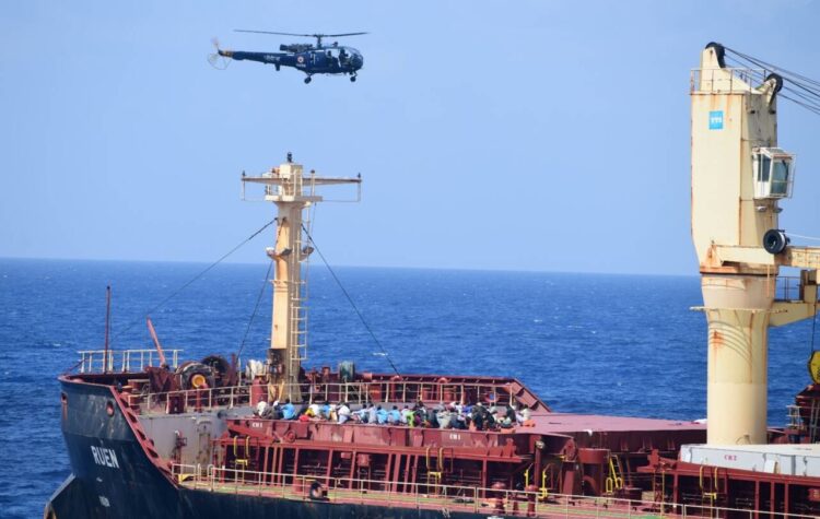 समुद्री डाकुओं के खिलाफ अभियान चलाती भारतीय नौसेना