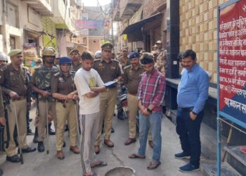 कुर्की की कार्रवाई करती पुलिस