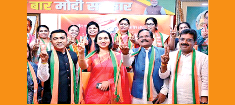 गोवा के भाजपा उम्मीदवारों-श्रीपाद नाईक एवं पल्लवी धेंपो के साथ मुख्यमंत्री प्रमोद सावंत (बाएं)