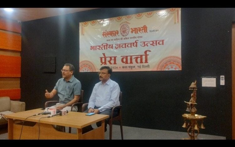 संवाददाता सम्मेलन को संबोधित करते बाएं से देवेंद्र कुमार खन्ना और प्रभात कुमार