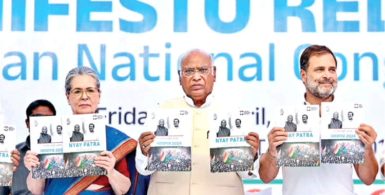 कांग्रेस का न्यायपत्र जारी करते (बाएं से) सोनिया गांधी, मल्लिकार्जुन खरगे और राहुल गांधी