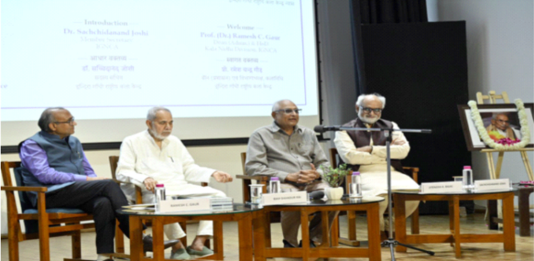 गोष्ठी के मंच पर बैठे हैं (बाएं से) प्रो. रमेशचंद्र गौड़, रामबहादुर राय, डॉ. जितेंद्र बजाज और डॉ. सच्चिदानंद जोशी