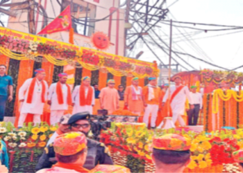 शोभायात्रा में शामिल योगी आदित्यनाथ और अन्य वरिष्ठ जन