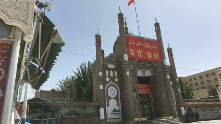 उइगरों की एक मस्जिद पर लगा कम्युनिस्ट झंडा और बैनर   (फाइल चित्र)