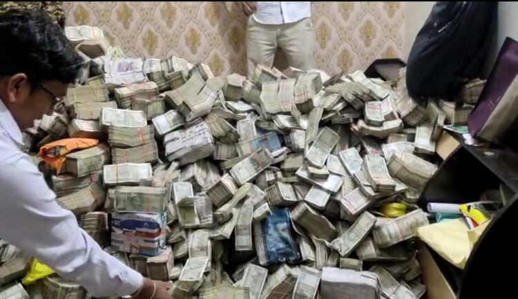 घरेलू सहायक के घर में मिला करोड़ों रुपया