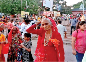 हर की पौड़ी पर घुमंतू समाज की कुछ महिलाएं