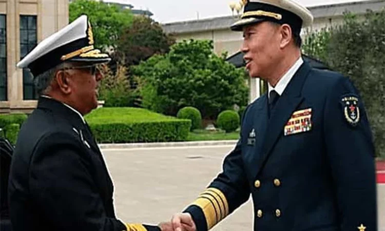 एडमिरल नवीद ने किंगदाओ में स्थित पीपुल्स लिबरेशन आर्मी नेवी के मुख्यालय में चीनी नौसेना के कमांडर एडमिरल हू झोंगमिंग के साथ की बात