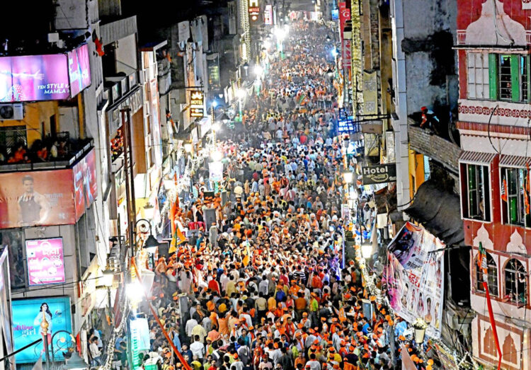 काशी में पीएम मोदी के रोड शो के दौरान उमड़ी भीड़