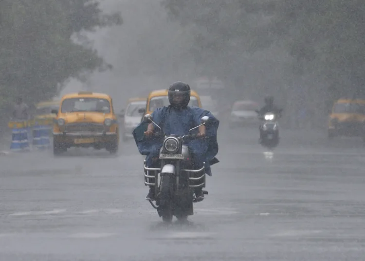 साइक्लोन रेमल की वजह से कोलकाता में हुई भारी बारिश। जनजीवन अस्त-व्यस्त हो गया है। (ANI Photo)