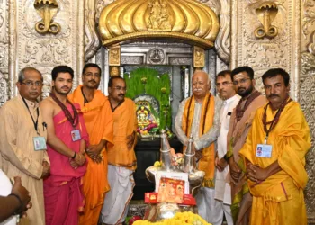 मंदिर में पुजारियों और कार्यकर्ताओं के साथ श्री मोहनराव भागवत