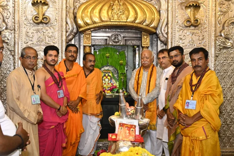 मंदिर में पुजारियों और कार्यकर्ताओं के साथ श्री मोहनराव भागवत