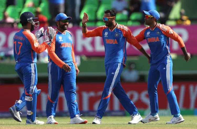 इंग्लैंड के खिलाड़ी का विकेट गिरने पर खुशी मनाते भारतीय टीम के खिलाड़ी
