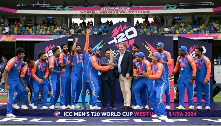 विश्वकप की ट्रॉफी के साथ टीम इंडिया।