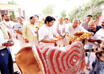 गोपूजन करते श्री अजित महापात्रा और अन्य अतिथि