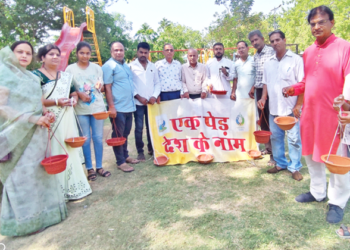 परिंडे बांधने वाले कार्यकर्ता