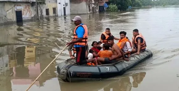 यूपी में बाढ़ से हालात और बिगड़े, हजारों लोगों को सुरक्षित जगहों पर पहुंचाया, लखनऊ-बरेली हाइवे पर रोके वाहन