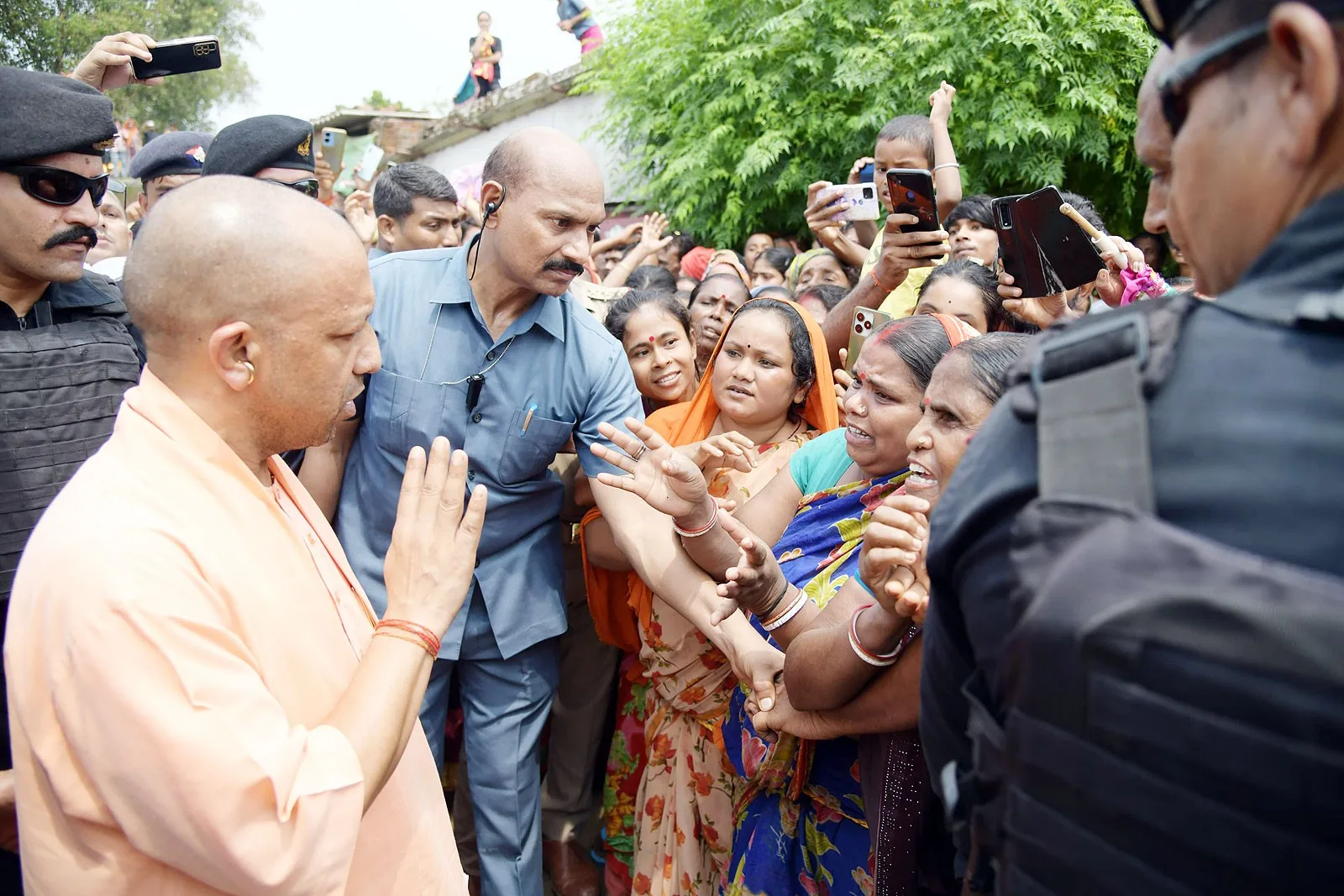 यूपी में बाढ़ से हालात और बिगड़े, हजारों लोगों को सुरक्षित जगहों पर पहुंचाया, लखनऊ-बरेली हाइवे पर रोके वाहन