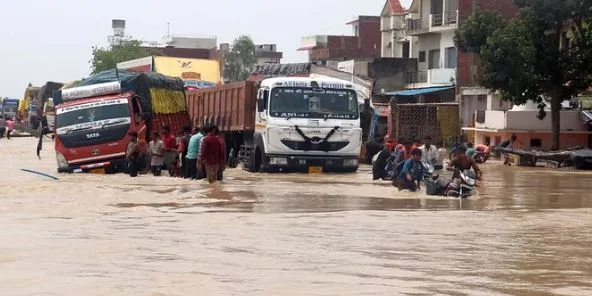 यूपी में बाढ़ से हालात और बिगड़े, हजारों लोगों को सुरक्षित जगहों पर पहुंचाया, लखनऊ-बरेली हाइवे पर रोके वाहन