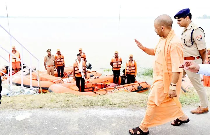 यूपी में बाढ़ से हालात और बिगड़े, हजारों लोगों को सुरक्षित जगहों पर पहुंचाया, लखनऊ-बरेली हाइवे पर रोके वाहन