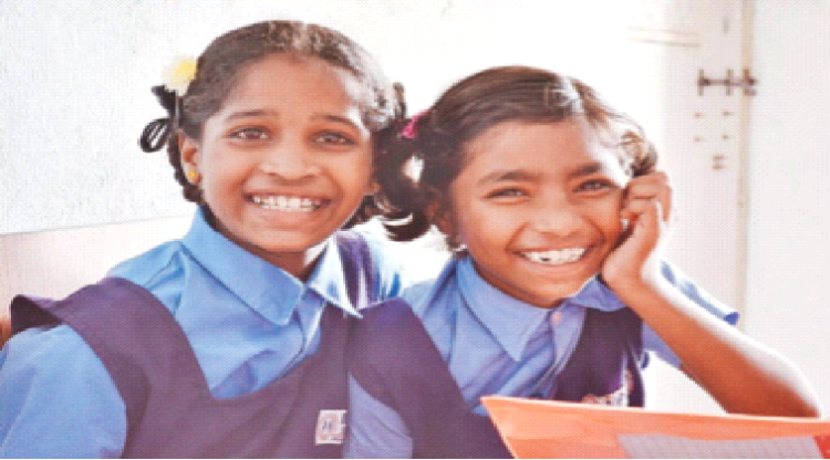 हरियाणा के एक स्कूल में मुस्कुराती बच्चियां