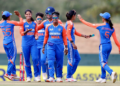 विजयी मुस्कान बिखेरती भारतीय महिला क्रिकेट टीम की खिलाड़ी