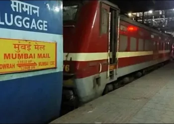 Mumbai Hawra Mail derailed in jharkhand