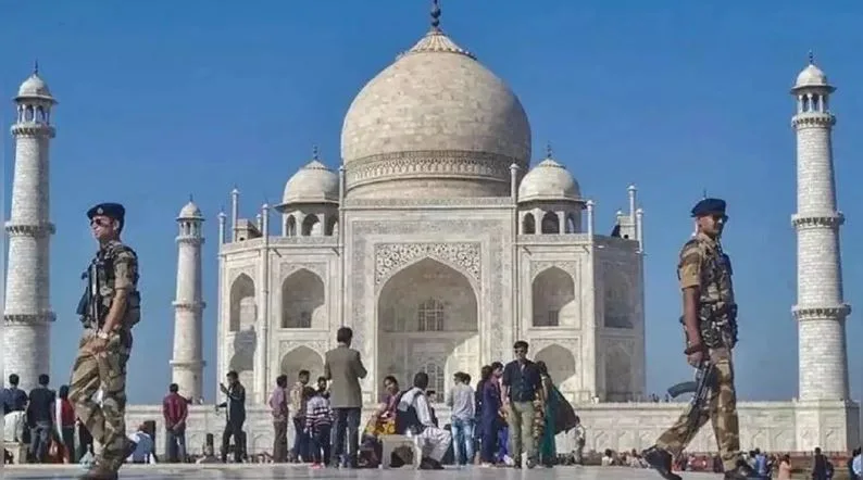 AGRA: ताजमहल में युवकों ने गंगाजल चढ़ाया, वीडियो बनाकर सोशल मीडिया पर किया वायरल, सीआईएसएफ ने पकडछ़़ा