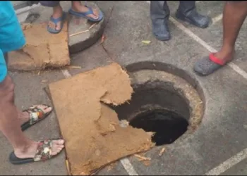 Delhi 7 years old boy fell into manhole