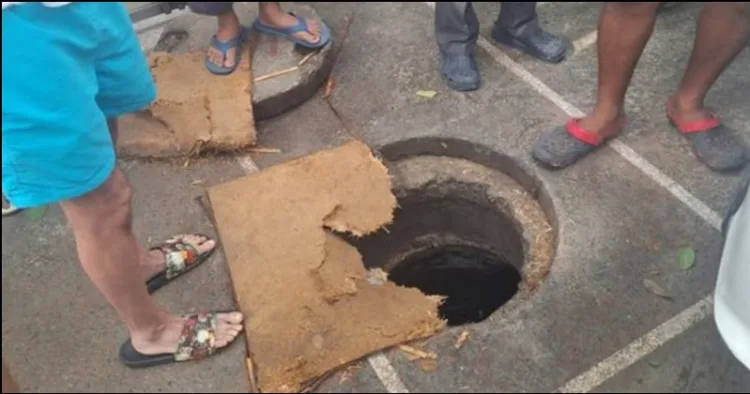 Delhi 7 years old boy fell into manhole