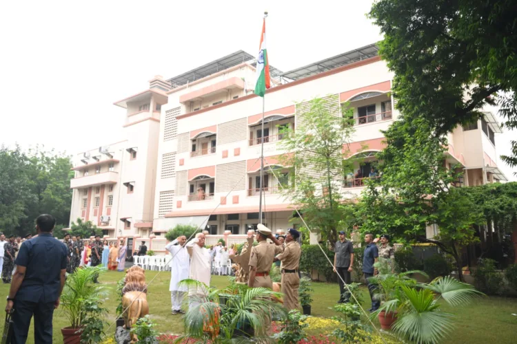 तिरंगे को नमन करते सरसंघचालक डॉ मोहन भागवत