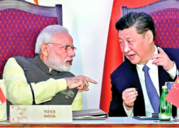 प्रधानमंत्री नरेन्द्र मोदी (बाएं ) और चीन के राष्ट्रपति शी जिनपिंग (दाएं)।