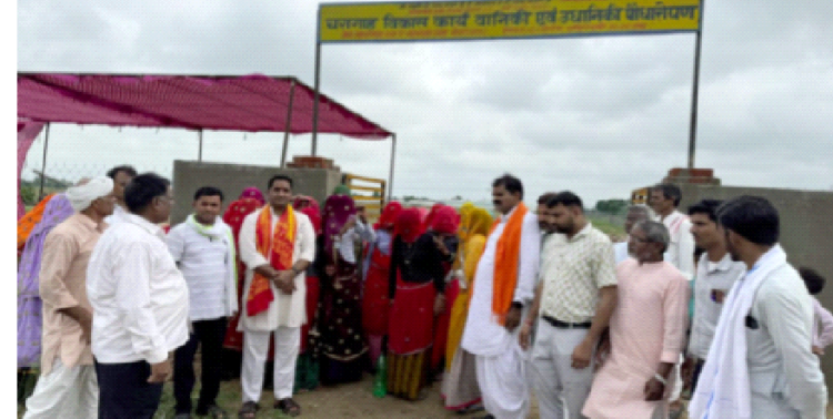 वृक्षारोपण के अवसर पर उपस्थित ग्रामीण और संघ अधिकारी