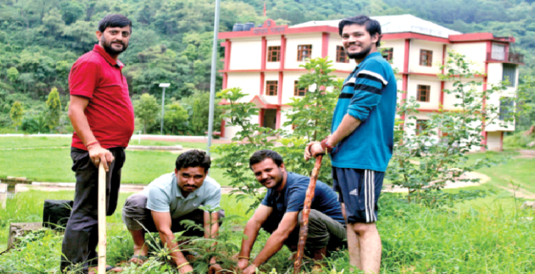 पौधारोपण करते छात्र