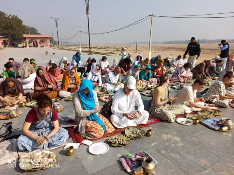 पितृ पक्ष में पिंडदान करते श्रद्धालुगण