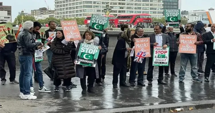 Jammu Kahsmir people protests against pakistan in front of British parliament