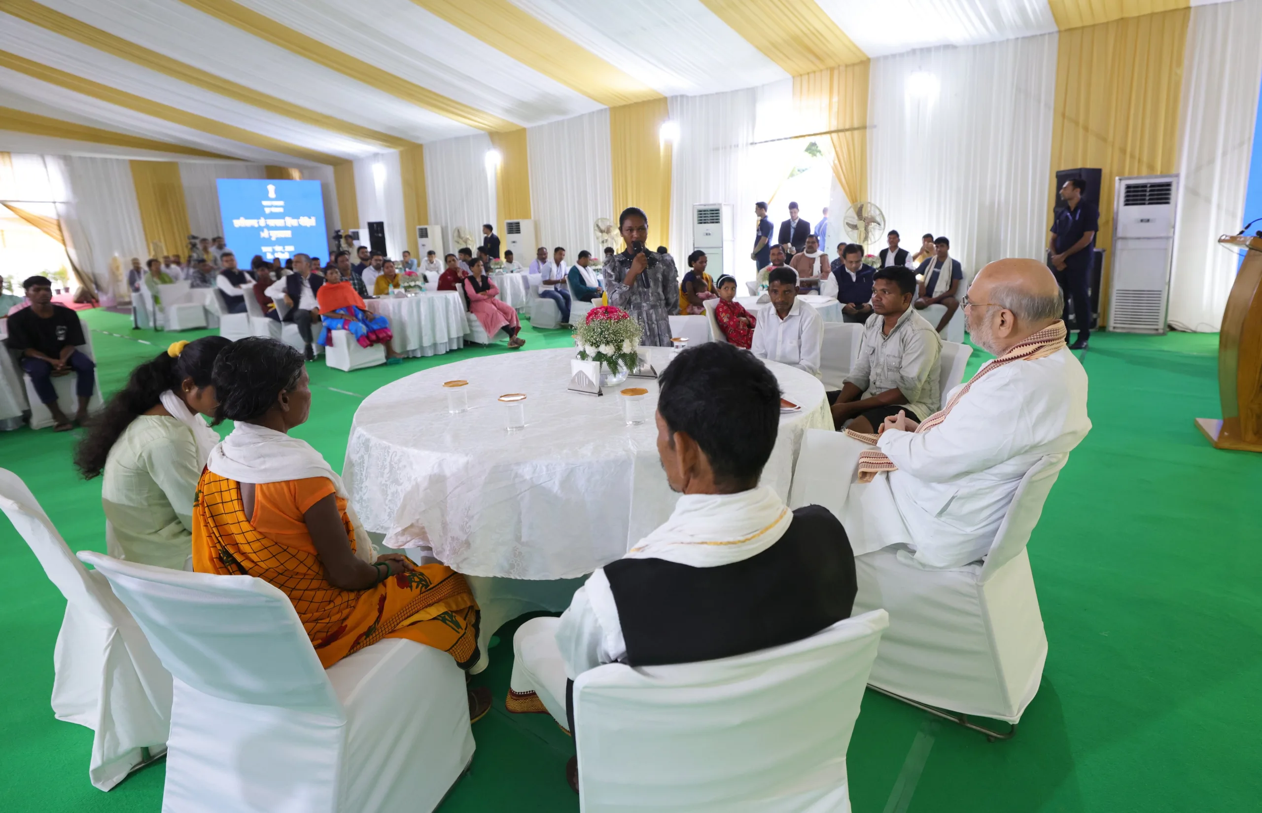 छत्तीसगढ़ के नक्सली हिंसा पीड़ितों से मुलाकात करते केन्द्रीय गृहमंत्री अमित शाह