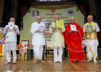 वेदों के हिंदी भाष्य के तृतीय संस्करण का लोकार्पण करते श्री मोहनराव भागवत। साथ में हैं (बाएं से) डॉ. प्रताप विष्णु ठोसर, श्री दिनेश चंद्र, स्वामी बालकानंद गिरी जी महाराज एवं प्रो. रमेश पांडे