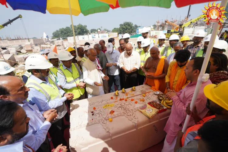 गुरुवार को श्रीराम जन्मभूमि मन्दिर के शिखर पर लगने वाली प्रथम शिला का पूजन किया गया